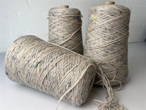 Tyk uspundet uld - 100% uld i støvet pudder / blå, ca. 650 gram